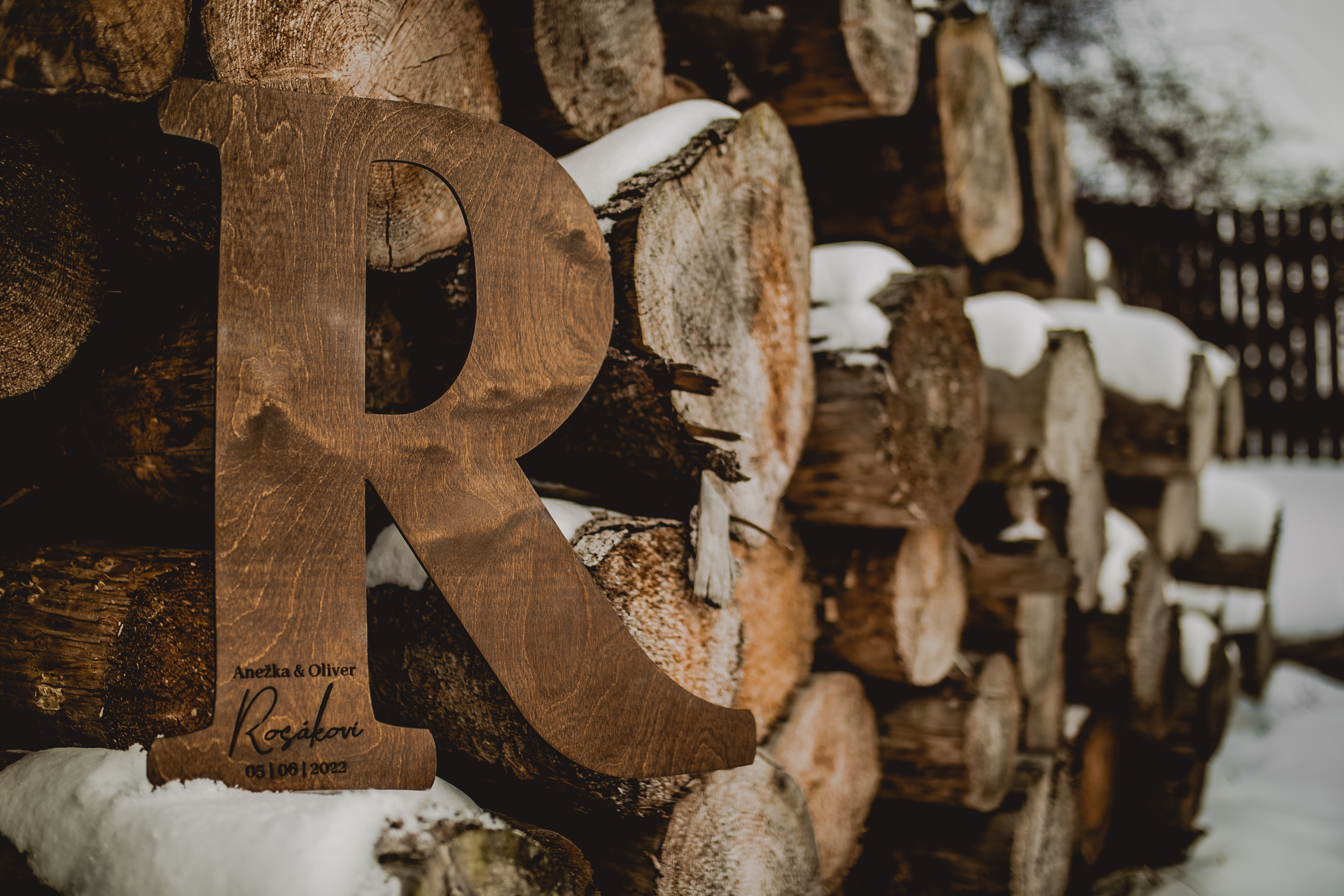 Detail dřevěného písmene na podpisy